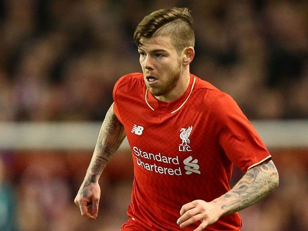 Berita Transfer: Duo Milan Siap Bersaing Bidik Alberto Moreno dari Liverpool