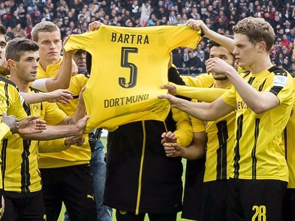 Berita Liga Jerman: Usai Menang Lawan Frankfurt, Pemain Dortmund Usung Kaos Bartra