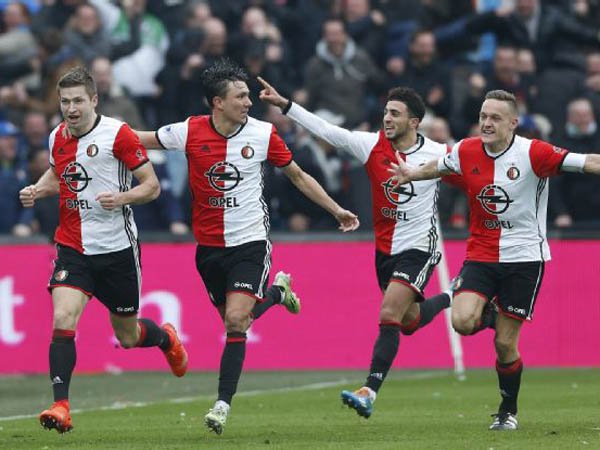 Berita Liga Belanda: Gelar Juara di Depan Mata, Van Bronckhorst Minta Feyenoord Tetap Fokus