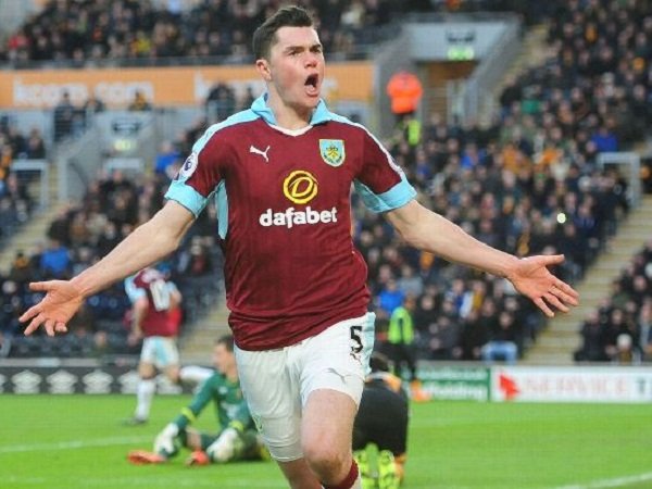 Berita Transfer: Diinginkan Man United, Dyche Klaim Burnley Tak Harus Jual Michael Keane