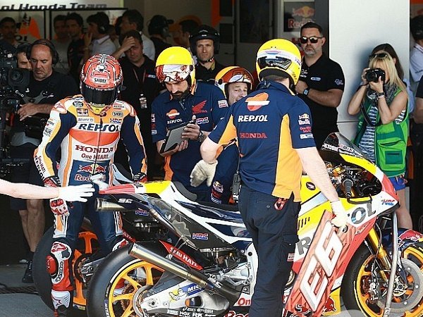 Berita MotoGP: Regulasi Baru, MotoGP Wajibkan Mekanik Pakai Helm Saat Warm-Up