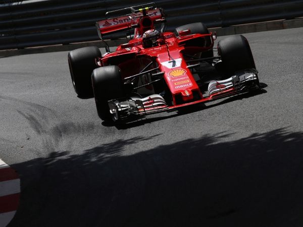 Berita F1: Kimi Raikkonen Rebut Pole Position Perdana Sejak 2008, Hamilton Tercecer