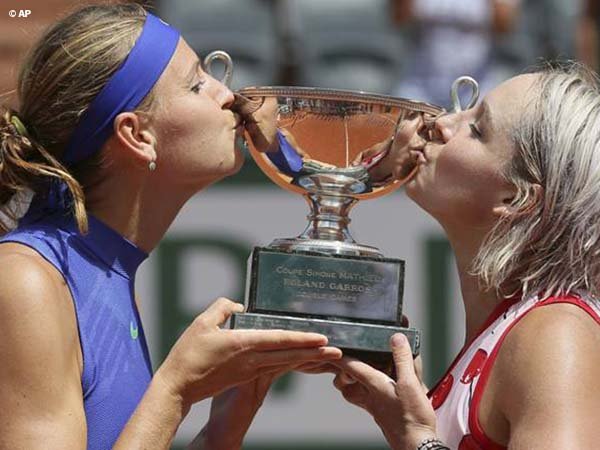 Hasil French Open: Bethanie Mattek Sands Dan Lucie Safarova Rebut Gelar Nomor Ganda