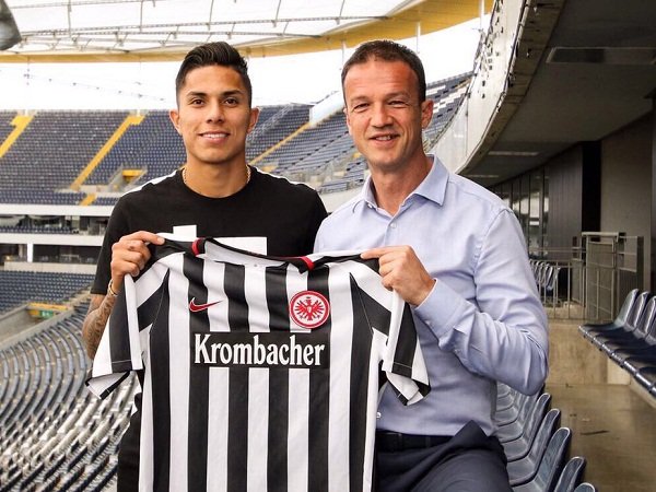 Berita Transfer: Bek Timnas Meksiko Resmi Gabung dengan Frankfurt