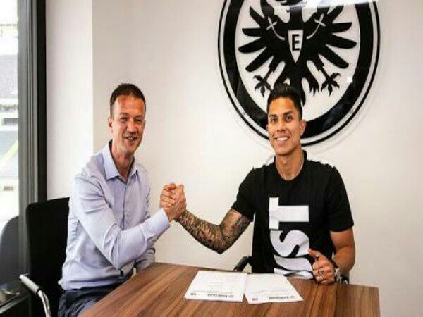 Berita Transfer: Carlos Salcedo Resmi Gabung Eintracht Frankfurt