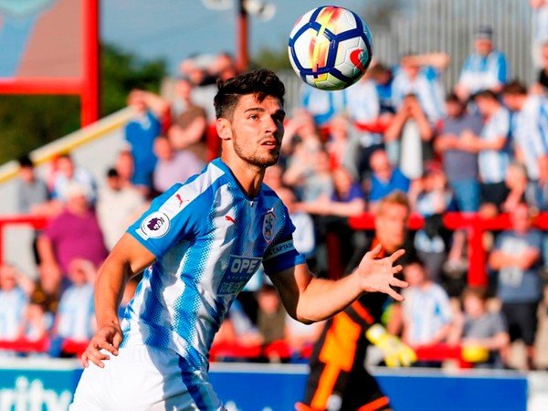 Berita Liga Inggris: Christopher Schindler Resmi Perpanjang Kontrak di Huddersfield Town