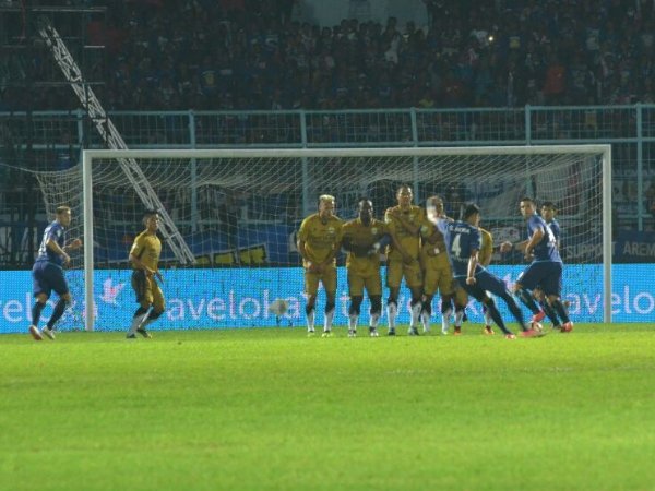 Berita Liga 1 Indonesia: Pesta Ulang Tahun Ternoda, Pelatih Arema Minta Maaf