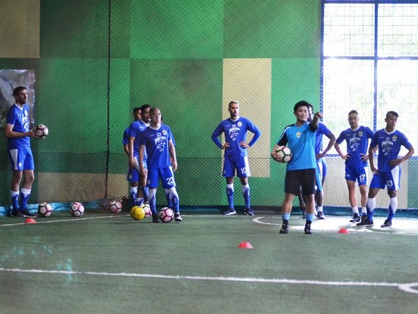 Panaskan Mesin di Balikpapan, Persib Latihan di Lapangan Futsal