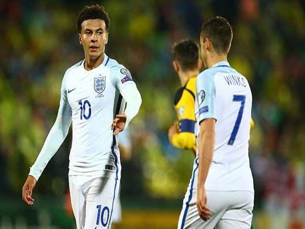 Cara Unik Dele Alli Berikan Selamat atas Debut Harry Winks bersama Timnas Inggris