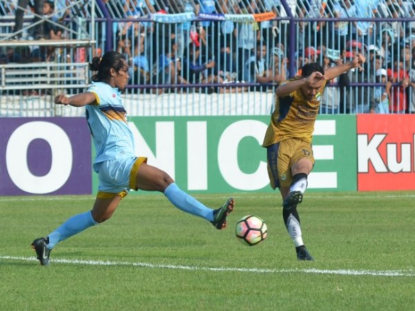 Pasca Bungkam Persib, Pelatih Persela Segera Gunduli Rambut