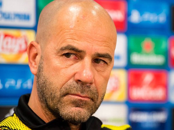 Peter Bosz Tegaskan Dortmund Masih Berpeluang Lolos ke Fase Gugur