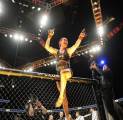 Cris Cyborg Menang Angka Tipis Atas Holly Holm