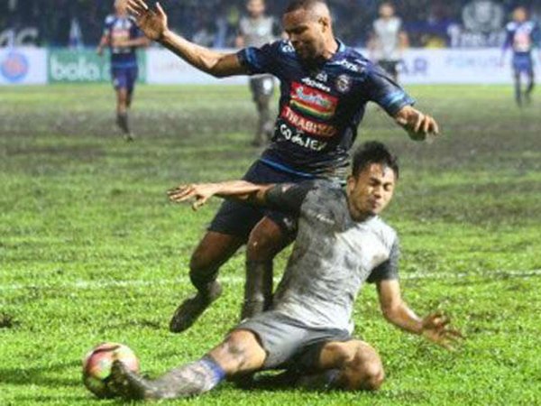 Aji Santoso Ungkap Kunci Keberhasilan Persela Tahan Arema FC