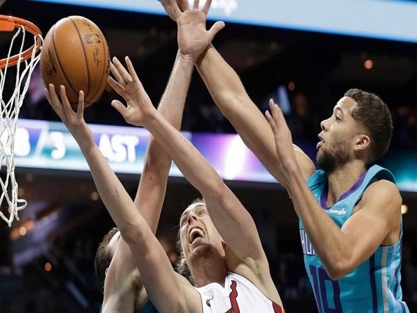 Miami Heat Menang Tipis Atas Charlotte Hornets