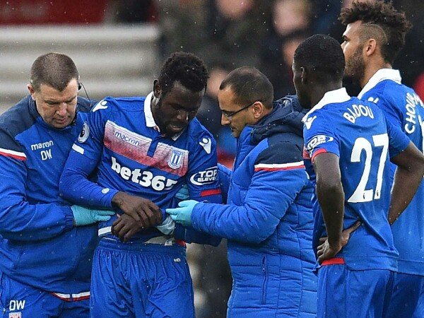 Striker Stoke City Dipastikan Alami Cedera Bahu