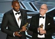 Hebat, Kobe Bryant Bawa Pulang Satu Trofi Piala Oscar