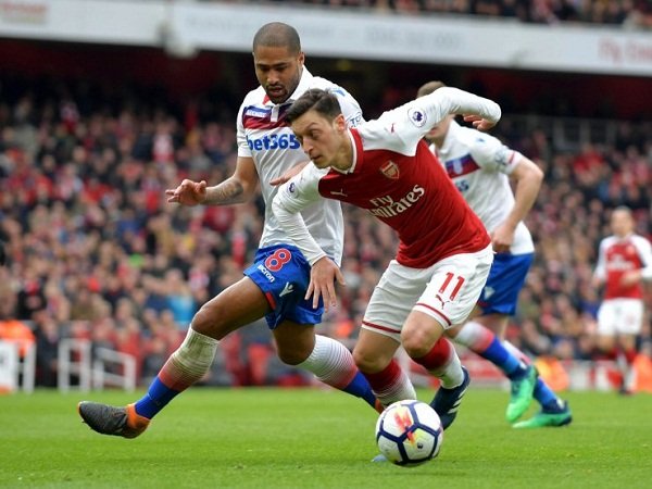 Ozil Berikan Balasan Menarik Atas Sindiran Polisi Stoke di Awal Musim