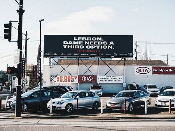 Fans Blazers Pasang Banner Untuk Datangkan LeBron James