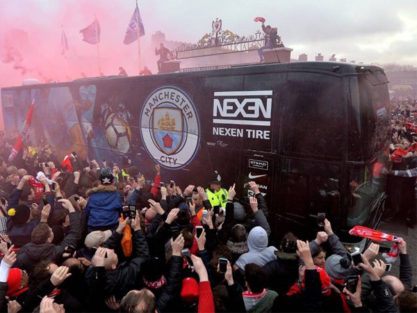 Intip Suasana Mencekam Dari Dalam Bus City Saat Diserang Oleh Fans Liverpool