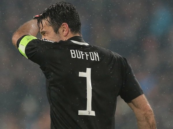 Oliver Kahn Sarankan Gianluigi Buffon Pensiun dari Dunia Sepak Bola