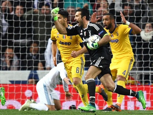 Demi Rekan-Rekan Setim dan Pendukung Juventus, Buffon Tak Keberatan Reputasinya Rusak