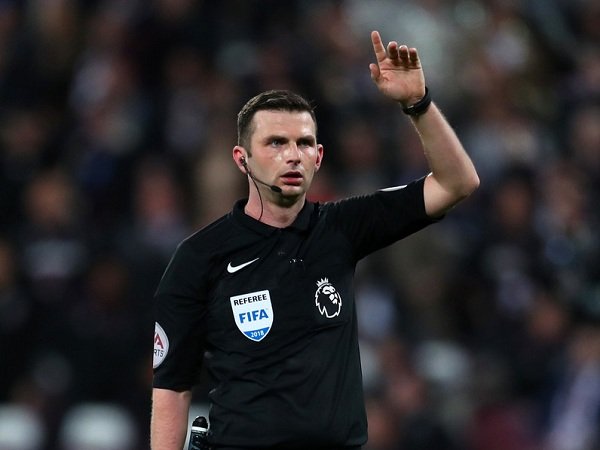 UEFA Kutuk Para Pengancam Michael Oliver Setelah Penalti Kontroversial