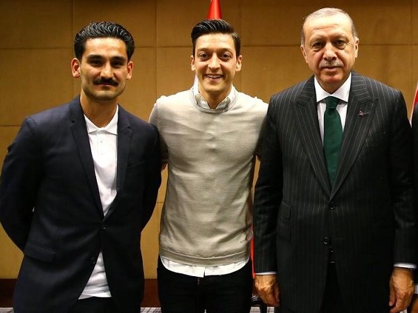 Legenda Jerman Ikut Komentari 'Kasus' Foto Gundogan dan Ozil