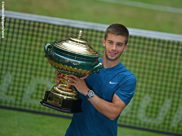 Bungkam Roger Federer, Borna Coric Sabet Gelar Di Halle