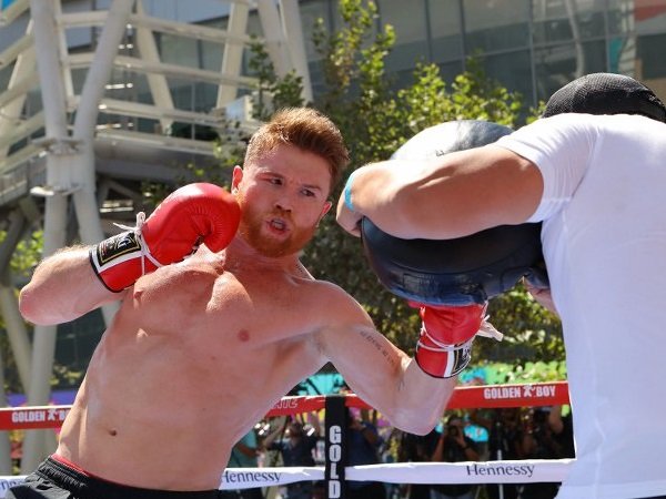 De La Hoya: Canelo Ingin Bertarung Lagi Desember