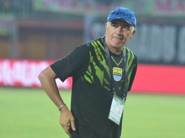 Pelatih Persib Sumringah Bawa Pulang Poin dari Serui