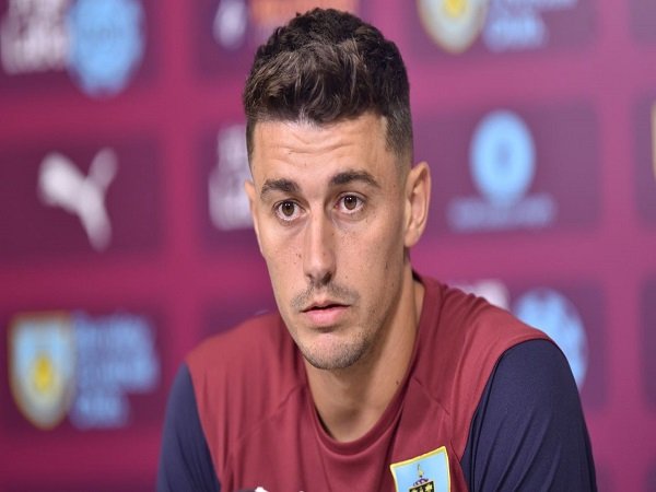 Agar Lolos ke Liga Europa, Matt Lowton Minta Dukungan Fans Burnley