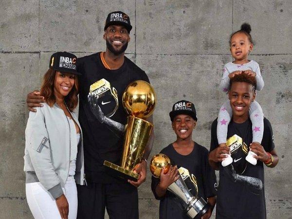 LeBron James Jr Pilih Bersekolah di Crossroads