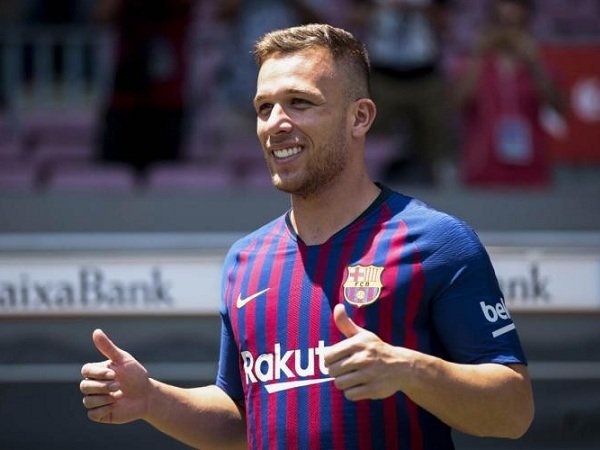 Arthur Resmi Warisi Nomor Punggung Iniesta Di Barcelona