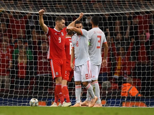 Sam Vokes Senang Timnas Wales Bermain di Principality Stadium