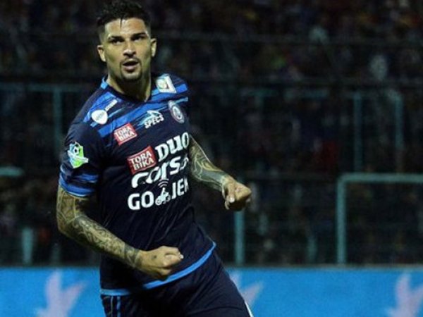 Arema FC Dicukur Persela, King Arthur Angkat Bicara