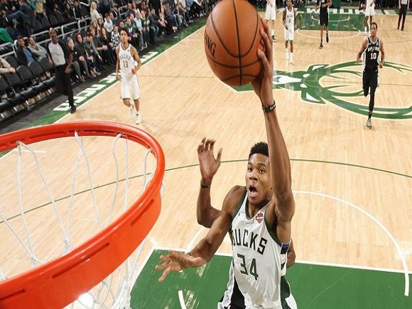 Antetokounmpo Sukses Bawa Bucks Hentikan Langkah Spurs