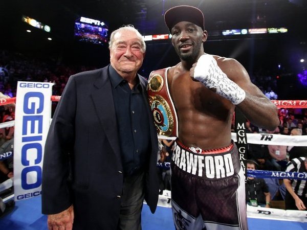 Arum Akan Umumkan Crawford vs Khan Pekan Depan