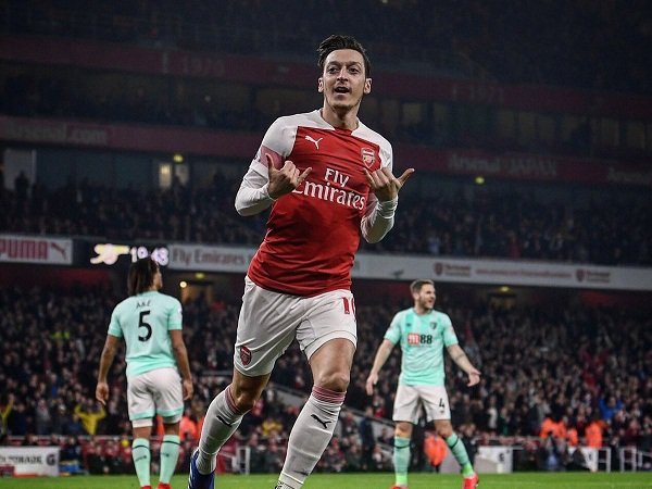 Legenda Arsenal Puji Emery Atas Kebangkitan Spektakuler Ozil