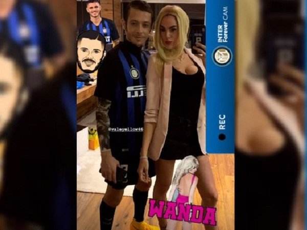 Tampil Unik Bersama Kekasih, Valentino Rossi Sindir Mauro Icardi?