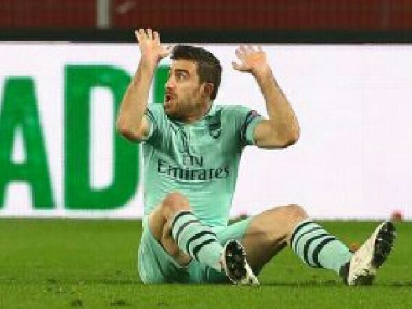 Arsenal Dibekuk Rennes, Sokratis Salahkan Kartu Merah Wasit