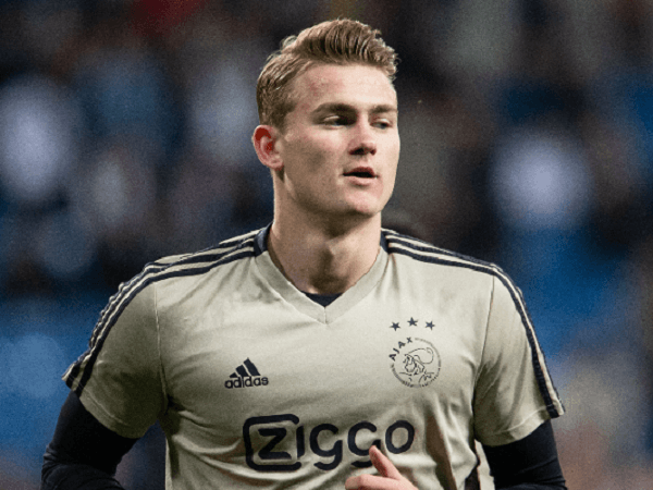 Diperebutkan Barcelona dan Juventus, De Ligt Pilih Liverpool