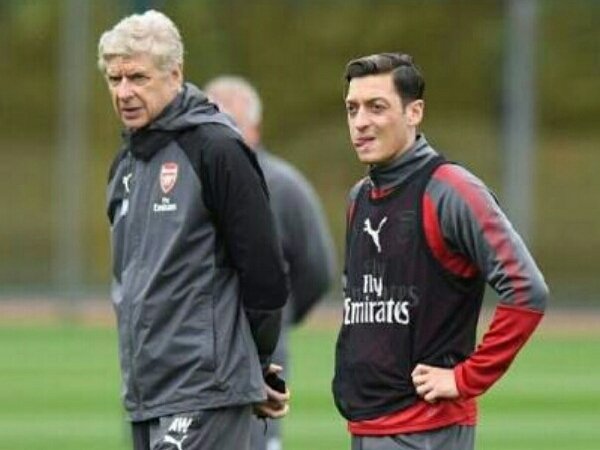 Ozil Terpuruk Bersama Emery, Wenger Turut Merasa Bersalah?