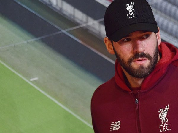 Alisson Tidak Ingin Dibandingkan dengan Manuel Neuer