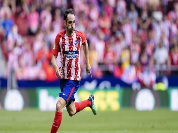 Dapat Tawaran Kontrak Baru dari Atletico Madrid, Juanfran Masih Pikir-Pikir