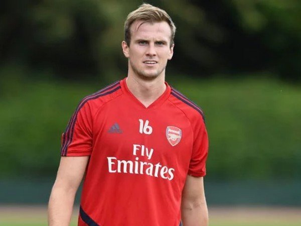 Rob Holding Disebut Belum Mampu Gantikan Koscielny