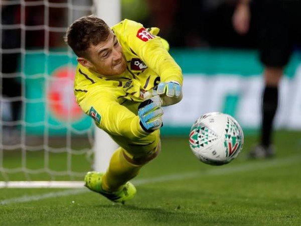 Tepis Tiga Penalti, Kiper Muda Bournemouth Banjir Pujian