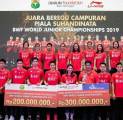 Bawa Pulang Piala Suhandinata, Tim Junior Indonesia Terima Penghargaan