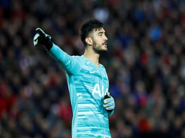 Gazzaniga Enggan Komentari Penampilan Heroiknya di Laga Kontra Liverpool