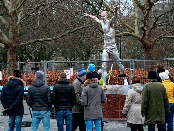 Sala Buka Peluang Pindahkan Patung Ibrahimovic Ke Milan