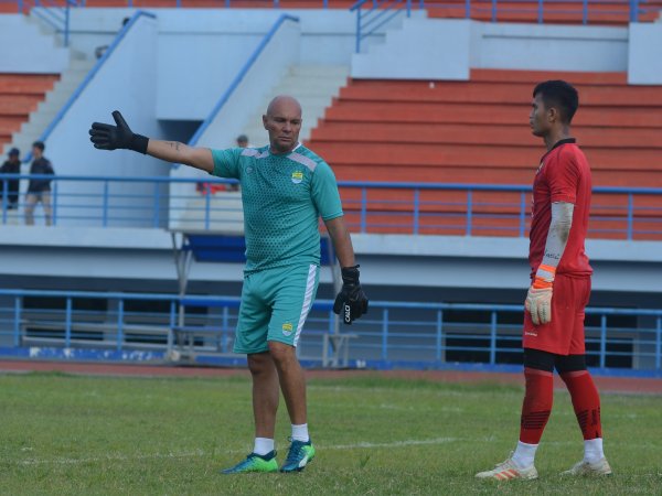 Bagaimana Performa Kiper Persib di Ajang Asia Challenge 2020?